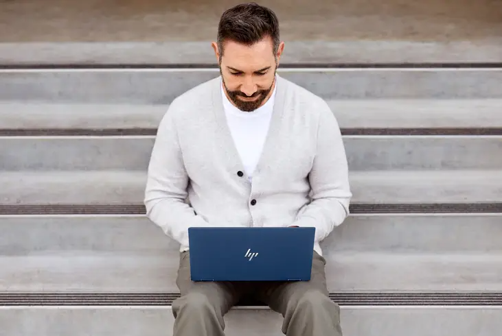 Trabajando con portátil HP Dragonfly