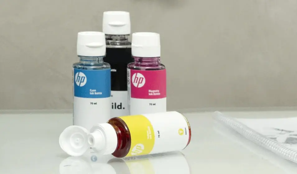 Recarga sencilla y sin derrames con las botellas de tinta HP