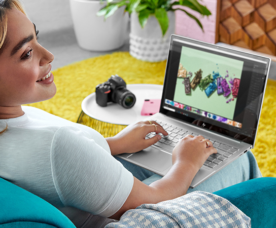 Imagen de una mujer con una Port&aacute;til HP trabajando en casa.