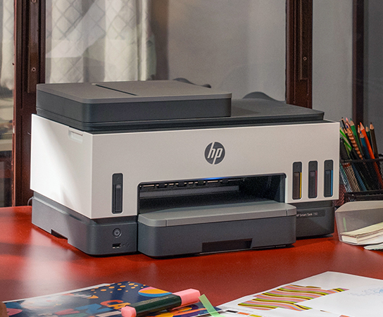 Imagen de una Impresora Smart Tank sobre una mesa de trabajo...